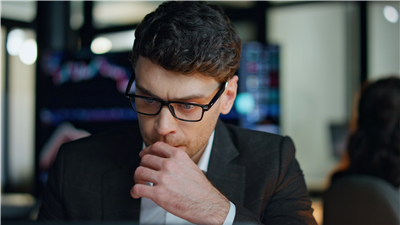 The Trading Pit vs Sponsor Trading: Key Differences in Funding Models